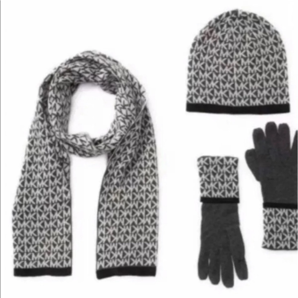 SOLD✨ Michael Kors hat scarf gloves set